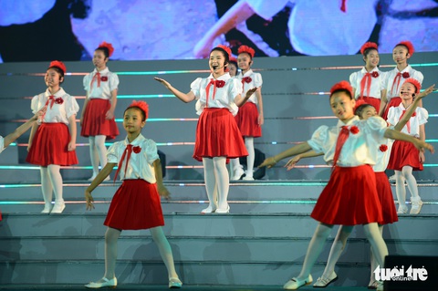 Tạ Minh Tâm, Noo Phước Thịnh, Cẩm Ly hát ‘Mãi mãi mùa xuân có Đảng’ - Ảnh 3. Tạ Minh Tâm, Noo Phước Thịnh, Cẩm Ly hát ‘Mãi mãi mùa xuân có Đảng’ - Ảnh 3.