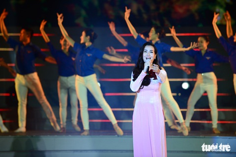 Tạ Minh Tâm, Noo Phước Thịnh, Cẩm Ly hát ‘Mãi mãi mùa xuân có Đảng’ - Ảnh 8. Tạ Minh Tâm, Noo Phước Thịnh, Cẩm Ly hát ‘Mãi mãi mùa xuân có Đảng’ - Ảnh 8.