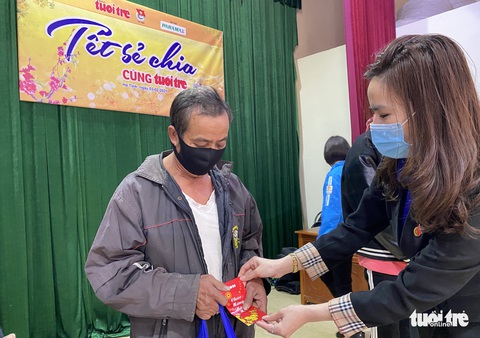 Bà con, học sinh nghèo Hà Tĩnh vui mừng nhận quà Tết sẻ chia - Ảnh 4. Bà con, học sinh nghèo Hà Tĩnh vui mừng nhận quà Tết sẻ chia - Ảnh 4.