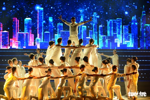Tạ Minh Tâm, Noo Phước Thịnh, Cẩm Ly hát ‘Mãi mãi mùa xuân có Đảng’ - Ảnh 9. Tạ Minh Tâm, Noo Phước Thịnh, Cẩm Ly hát ‘Mãi mãi mùa xuân có Đảng’ - Ảnh 9.