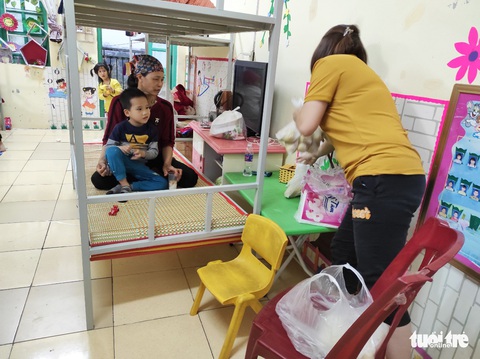 Bên trong Trường mầm non có 75 trẻ cách ly: Mẹ ơi tối rồi sao chưa về nhà? - Ảnh 5. Bên trong Trường mầm non có 75 trẻ cách ly: Mẹ ơi tối rồi sao chưa về nhà? - Ảnh 5.