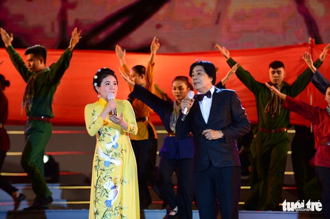 Tạ Minh Tâm, Noo Phước Thịnh, Cẩm Ly hát ‘Mãi mãi mùa xuân có Đảng’ - Ảnh 4. Tạ Minh Tâm, Noo Phước Thịnh, Cẩm Ly hát ‘Mãi mãi mùa xuân có Đảng’ - Ảnh 4.