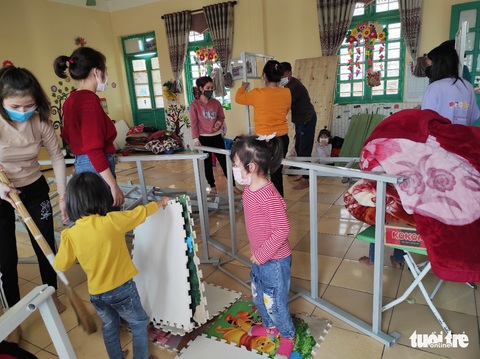 Bên trong Trường mầm non có 75 trẻ cách ly: Mẹ ơi tối rồi sao chưa về nhà? - Ảnh 2. Bên trong Trường mầm non có 75 trẻ cách ly: Mẹ ơi tối rồi sao chưa về nhà? - Ảnh 2.