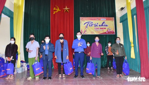 Bà con, học sinh nghèo Hà Tĩnh vui mừng nhận quà Tết sẻ chia - Ảnh 7. Bà con, học sinh nghèo Hà Tĩnh vui mừng nhận quà Tết sẻ chia - Ảnh 7.