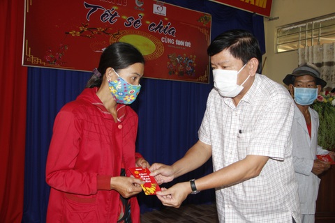 605 phần quà tết của bạn đọc Tuổi Trẻ đến với bà con vùng hạn, mặn Cà Mau - Ảnh 3. 605 phần quà tết của bạn đọc Tuổi Trẻ đến với bà con vùng hạn, mặn Cà Mau - Ảnh 3.