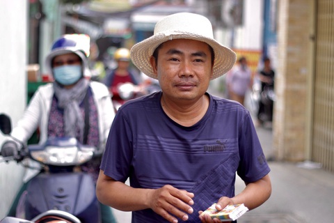 Mong ước về nhà ngày Tết của người đàn ông hơn 20 năm bán vé số - Ảnh 2. Mong ước về nhà ngày Tết của người đàn ông hơn 20 năm bán vé số - Ảnh 2.