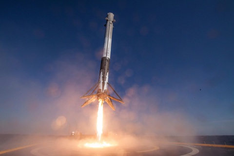 Tỷ phú Mỹ bao trọn chuyến tàu SpaceX đầu tiên chở người thường lên vũ trụ - Ảnh 1. Tỷ phú Mỹ bao trọn chuyến tàu SpaceX đầu tiên chở người thường lên vũ trụ - Ảnh 1.