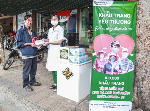 Hệ thống Trung Sơn Pharma tặng 100.000 khẩu trang cho người nghèo - Ảnh 1. Hệ thống Trung Sơn Pharma tặng 100.000 khẩu trang cho người nghèo - Ảnh 1.