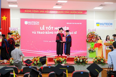 173 tân thạc sĩ nhận bằng tốt nghiệp tại HUTECH đợt tháng 1-2021 - Ảnh 2. 173 tân thạc sĩ nhận bằng tốt nghiệp tại HUTECH đợt tháng 1-2021 - Ảnh 2.