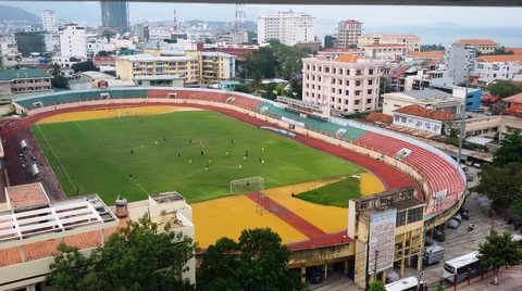 Tháo treo, sửa lại nhà thi đấu và sân vận động Nha Trang, dân mừng - Ảnh 1. Tháo treo, sửa lại nhà thi đấu và sân vận động Nha Trang, dân mừng - Ảnh 1.