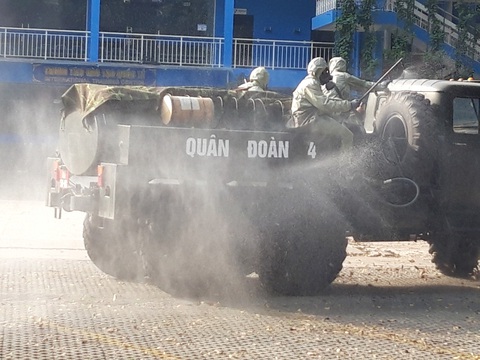 Bình Dương: Quân đội phun hóa chất khử trùng trong khu phong tỏa COVID-19 - Ảnh 1. Bình Dương: Quân đội phun hóa chất khử trùng trong khu phong tỏa COVID-19 - Ảnh 1.