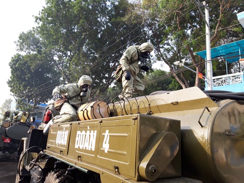 Bình Dương: Quân đội phun hóa chất khử trùng trong khu phong tỏa COVID-19 - Ảnh 2. Bình Dương: Quân đội phun hóa chất khử trùng trong khu phong tỏa COVID-19 - Ảnh 2.
