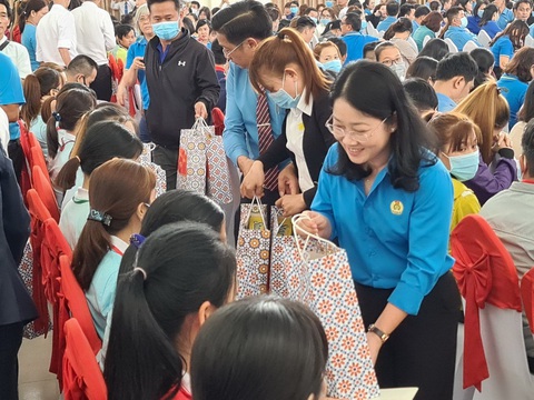 Tết này lì xì, tặng quà, chúc nhau qua mạng, được không? - Ảnh 1. Tết này lì xì, tặng quà, chúc nhau qua mạng, được không? - Ảnh 1.