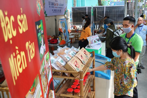 Nông sản, đặc sản tết vẫn về TP.HCM giữa mùa dịch - Ảnh 3. Nông sản, đặc sản tết vẫn về TP.HCM giữa mùa dịch - Ảnh 3.