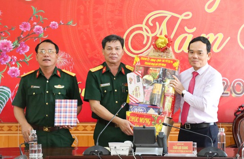 Lãnh đạo TP.HCM thăm, chúc tết cán bộ chiến sĩ biên phòng, hải quân, quân y - Ảnh 1. Lãnh đạo TP.HCM thăm, chúc tết cán bộ chiến sĩ biên phòng, hải quân, quân y - Ảnh 1.