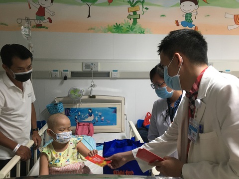 Siêu thị thời trang mini trong bệnh viện - Ảnh 8. Siêu thị thời trang mini trong bệnh viện - Ảnh 8.