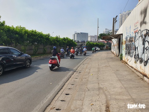 Cảnh sát giao thông giơ chân khiến người đi xe máy té ngã - Ảnh 2. Cảnh sát giao thông giơ chân khiến người đi xe máy té ngã - Ảnh 2.