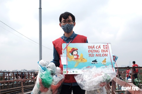 Nhóm bạn trẻ 8 năm giúp người Hà Nội thả cá chép, không thả túi nilông - Ảnh 7. Nhóm bạn trẻ 8 năm giúp người Hà Nội thả cá chép, không thả túi nilông - Ảnh 7.