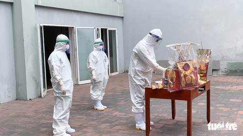 Lễ tiễn ông Công, ông Táo đặc biệt tại nơi điều trị bệnh nhân COVID-19 - Ảnh 1. Lễ tiễn ông Công, ông Táo đặc biệt tại nơi điều trị bệnh nhân COVID-19 - Ảnh 1.