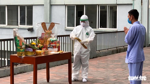 Lễ tiễn ông Công, ông Táo đặc biệt tại nơi điều trị bệnh nhân COVID-19 - Ảnh 4. Lễ tiễn ông Công, ông Táo đặc biệt tại nơi điều trị bệnh nhân COVID-19 - Ảnh 4.