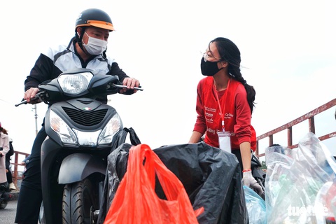 Nhóm bạn trẻ 8 năm giúp người Hà Nội thả cá chép, không thả túi nilông - Ảnh 8. Nhóm bạn trẻ 8 năm giúp người Hà Nội thả cá chép, không thả túi nilông - Ảnh 8.