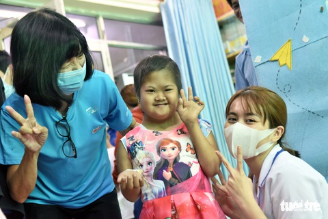 Siêu thị thời trang mini trong bệnh viện - Ảnh 3. Siêu thị thời trang mini trong bệnh viện - Ảnh 3.