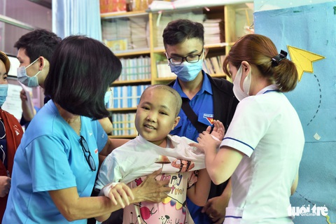 Siêu thị thời trang mini trong bệnh viện - Ảnh 4. Siêu thị thời trang mini trong bệnh viện - Ảnh 4.