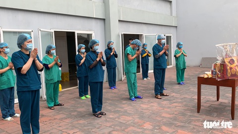 Lễ tiễn ông Công, ông Táo đặc biệt tại nơi điều trị bệnh nhân COVID-19 - Ảnh 2. Lễ tiễn ông Công, ông Táo đặc biệt tại nơi điều trị bệnh nhân COVID-19 - Ảnh 2.