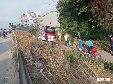Xe khách lao xuống kênh Bà Đắc, nhiều hành khách may mắn thoát chết - Ảnh 3. Xe khách lao xuống kênh Bà Đắc, nhiều hành khách may mắn thoát chết - Ảnh 3.