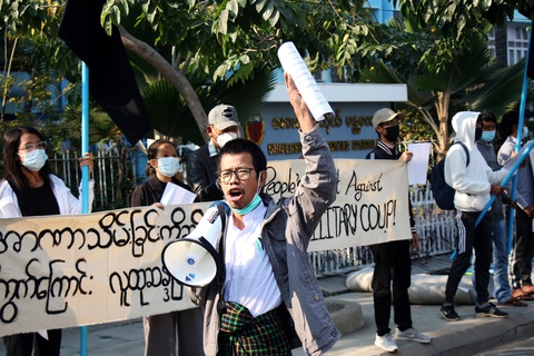 Biểu tình đầu tiên ở Myanmar phản đối đảo chính - Ảnh 1. Biểu tình đầu tiên ở Myanmar phản đối đảo chính - Ảnh 1.