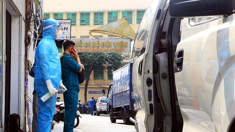 Biến thể mới lây nhanh, nhiều người vẫn tụ tập không đeo khẩu trang - Ảnh 3. Biến thể mới lây nhanh, nhiều người vẫn tụ tập không đeo khẩu trang - Ảnh 3.
