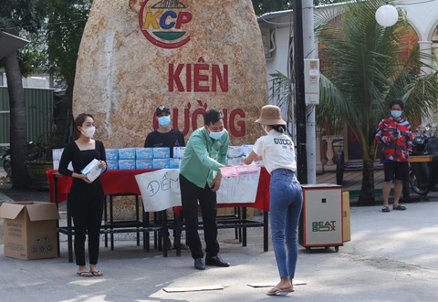 Sống trong khu phong tỏa - Ảnh 5. Sống trong khu phong tỏa - Ảnh 5.