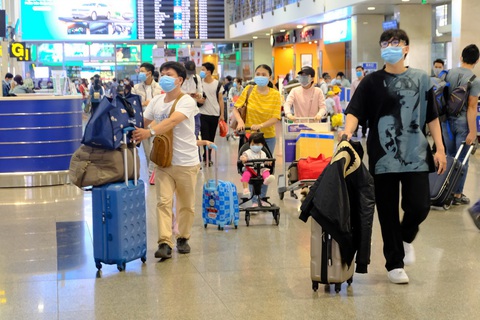 Em trai nhân viên sân bay Tân Sơn Nhất cũng nghi nhiễm COVID-19, bộ yêu cầu truy vết tất cả F1, F2 - Ảnh 2. Em trai nhân viên sân bay Tân Sơn Nhất cũng nghi nhiễm COVID-19, bộ yêu cầu truy vết tất cả F1, F2 - Ảnh 2.