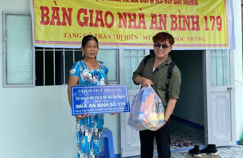 Chuyến xe nghĩa tình, hạt gạo chia đôi: Nghệ sĩ cuối năm hối hả làm từ thiện - Ảnh 2. Chuyến xe nghĩa tình, hạt gạo chia đôi: Nghệ sĩ cuối năm hối hả làm từ thiện - Ảnh 2.