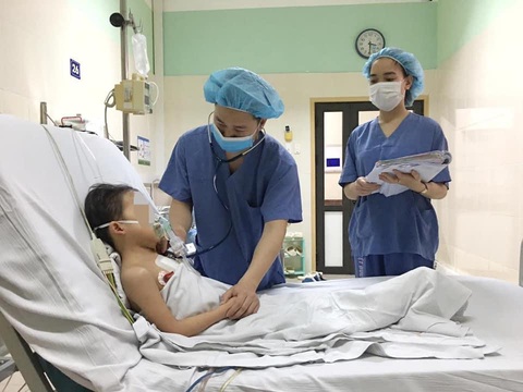 Ghép tim thành công cho bệnh nhân nhỏ tuổi nhất Việt Nam - Ảnh 1. Ghép tim thành công cho bệnh nhân nhỏ tuổi nhất Việt Nam - Ảnh 1.