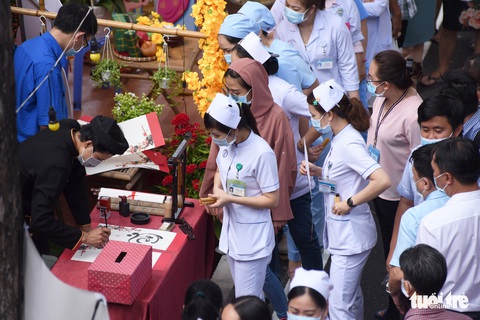 Dạo đường hoa xuân bệnh viện để vơi bớt nỗi buồn bệnh tật - Ảnh 3. Dạo đường hoa xuân bệnh viện để vơi bớt nỗi buồn bệnh tật - Ảnh 3.