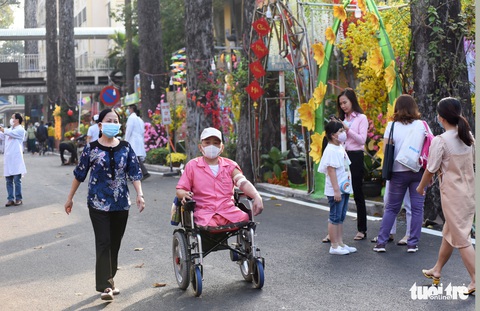 Dạo đường hoa xuân bệnh viện để vơi bớt nỗi buồn bệnh tật - Ảnh 4. Dạo đường hoa xuân bệnh viện để vơi bớt nỗi buồn bệnh tật - Ảnh 4.