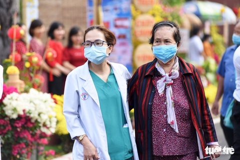 Dạo đường hoa xuân bệnh viện để vơi bớt nỗi buồn bệnh tật - Ảnh 2. Dạo đường hoa xuân bệnh viện để vơi bớt nỗi buồn bệnh tật - Ảnh 2.