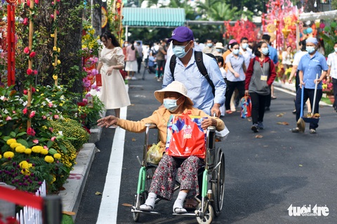 Dạo đường hoa xuân bệnh viện để vơi bớt nỗi buồn bệnh tật - Ảnh 1. Dạo đường hoa xuân bệnh viện để vơi bớt nỗi buồn bệnh tật - Ảnh 1.