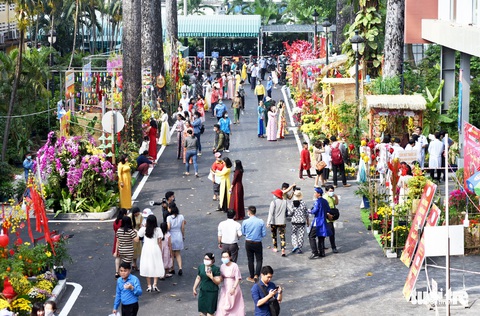 Dạo đường hoa xuân bệnh viện để vơi bớt nỗi buồn bệnh tật - Ảnh 8. Dạo đường hoa xuân bệnh viện để vơi bớt nỗi buồn bệnh tật - Ảnh 8.