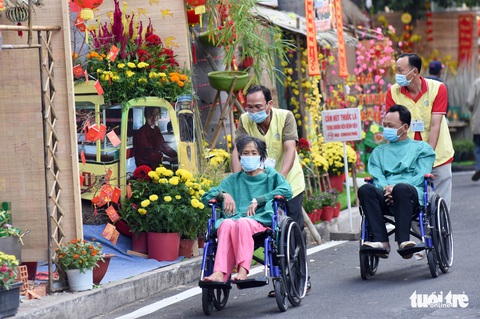 Dạo đường hoa xuân bệnh viện để vơi bớt nỗi buồn bệnh tật - Ảnh 7. Dạo đường hoa xuân bệnh viện để vơi bớt nỗi buồn bệnh tật - Ảnh 7.