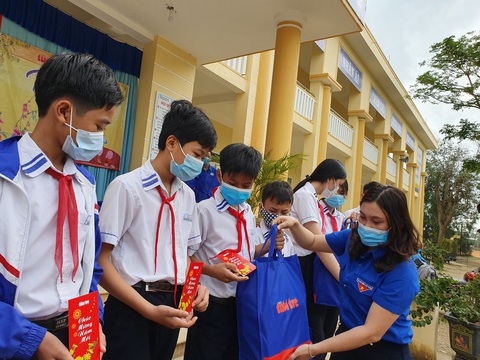 Em được mua cho đồ tết rồi, tiền lì xì này em sẽ sắm tết cho ba mẹ - Ảnh 2. Em được mua cho đồ tết rồi, tiền lì xì này em sẽ sắm tết cho ba mẹ - Ảnh 2.