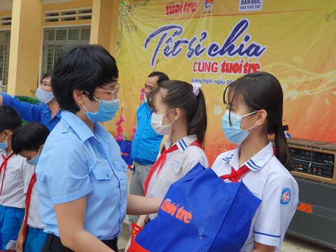 Em được mua cho đồ tết rồi, tiền lì xì này em sẽ sắm tết cho ba mẹ - Ảnh 3. Em được mua cho đồ tết rồi, tiền lì xì này em sẽ sắm tết cho ba mẹ - Ảnh 3.