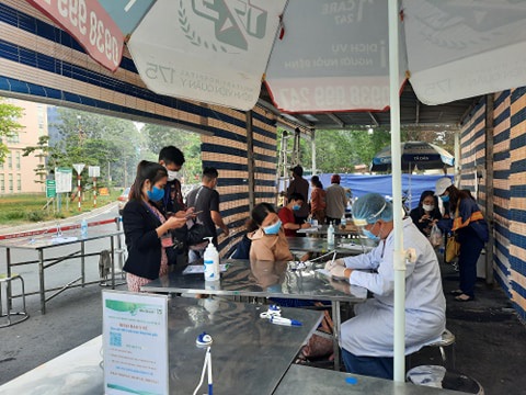 TP.HCM truy vết 57 trường hợp tiếp xúc với hai anh em nhiễm COVID-19 - Ảnh 1. TP.HCM truy vết 57 trường hợp tiếp xúc với hai anh em nhiễm COVID-19 - Ảnh 1.