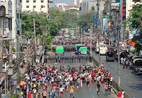Myanmar đã bắt người nước ngoài đầu tiên sau đảo chính - Ảnh 2. Myanmar đã bắt người nước ngoài đầu tiên sau đảo chính - Ảnh 2.