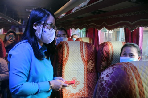 Gần 400 công nhân hủy vé chuyến xe sum vầy, ở lại Đồng Nai đón tết - Ảnh 4. Gần 400 công nhân hủy vé chuyến xe sum vầy, ở lại Đồng Nai đón tết - Ảnh 4.