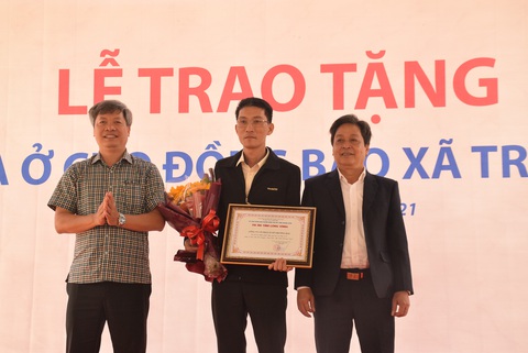 Bàn giao nhà ở cho người dân vùng sạt lở Trà Leng - Ảnh 2. Bàn giao nhà ở cho người dân vùng sạt lở Trà Leng - Ảnh 2.