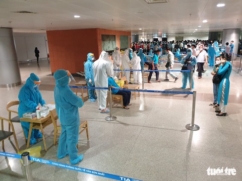 ‘Thần tốc’ lấy mẫu xét nghiệm 1.000 nhân viên sân bay Tân Sơn Nhất trong đêm - Ảnh 4. ‘Thần tốc’ lấy mẫu xét nghiệm 1.000 nhân viên sân bay Tân Sơn Nhất trong đêm - Ảnh 4.
