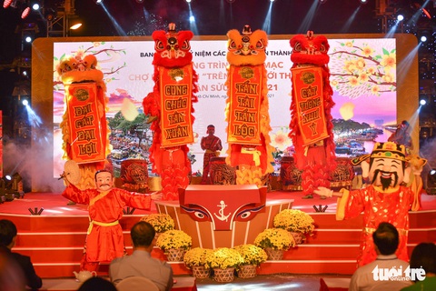 Dân Sài Gòn đến bến Bình Đông tham quan chợ hoa xuân Trên bến dưới thuyền - Ảnh 1. Dân Sài Gòn đến bến Bình Đông tham quan chợ hoa xuân Trên bến dưới thuyền - Ảnh 1.