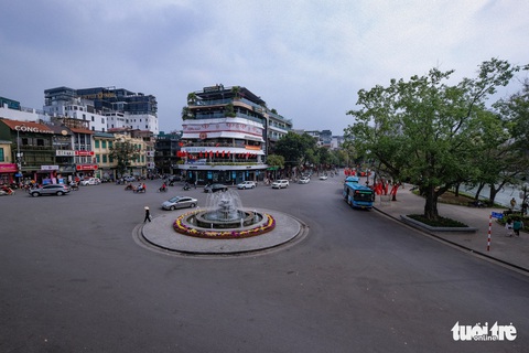Phố cổ Hà Nội đìu hiu, hàng loạt cửa hàng treo biển nghỉ bán - Ảnh 10. Phố cổ Hà Nội đìu hiu, hàng loạt cửa hàng treo biển nghỉ bán - Ảnh 10.